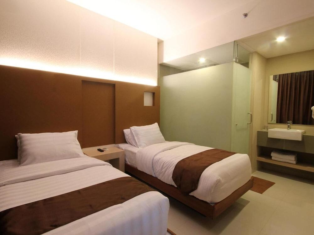 Os Hotel Airport Batam Экстерьер фото