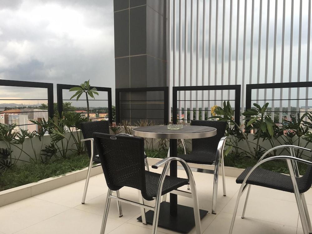 Os Hotel Airport Batam Экстерьер фото